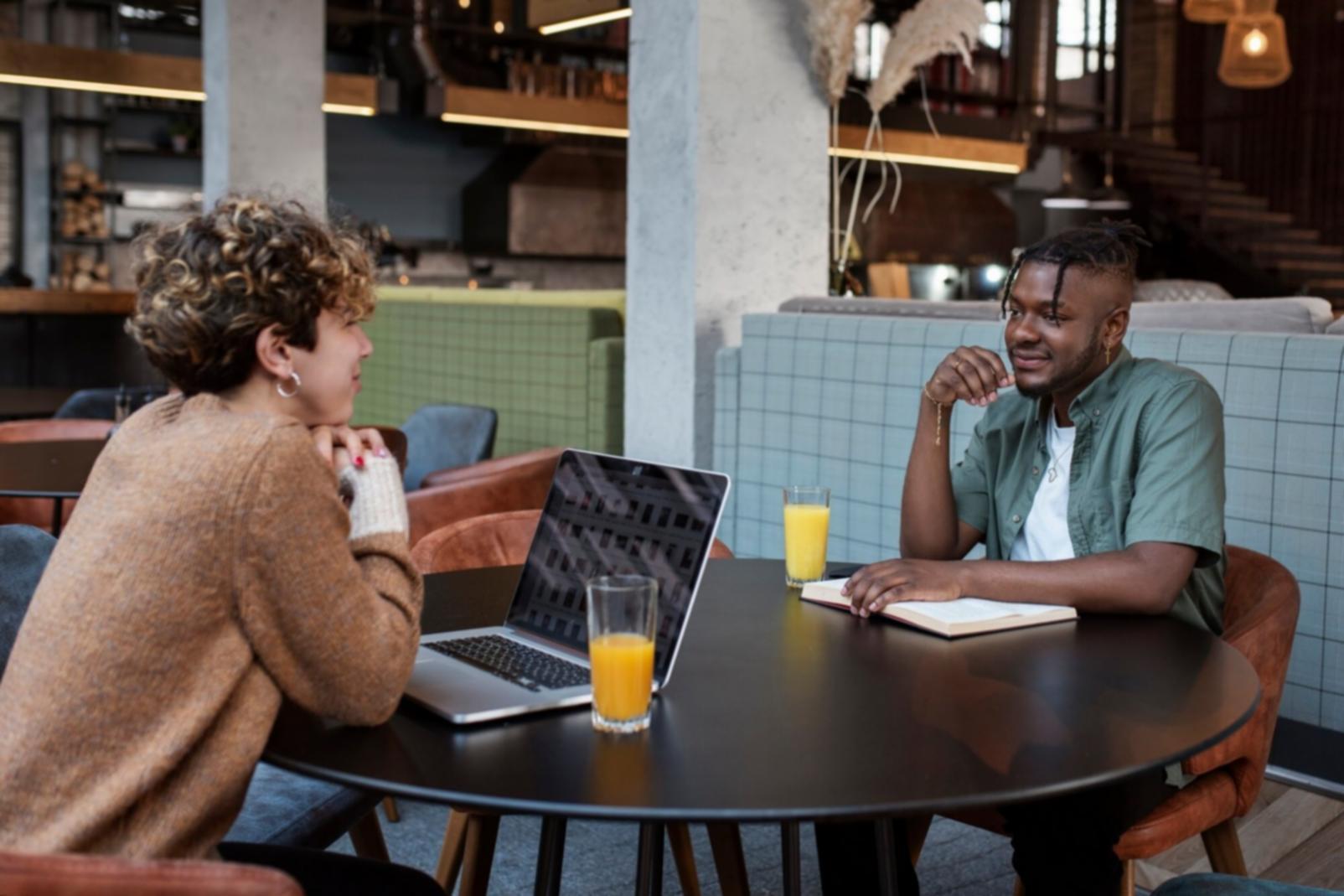 Professionnel présentant des concepts financiers lors d'une session de formation
