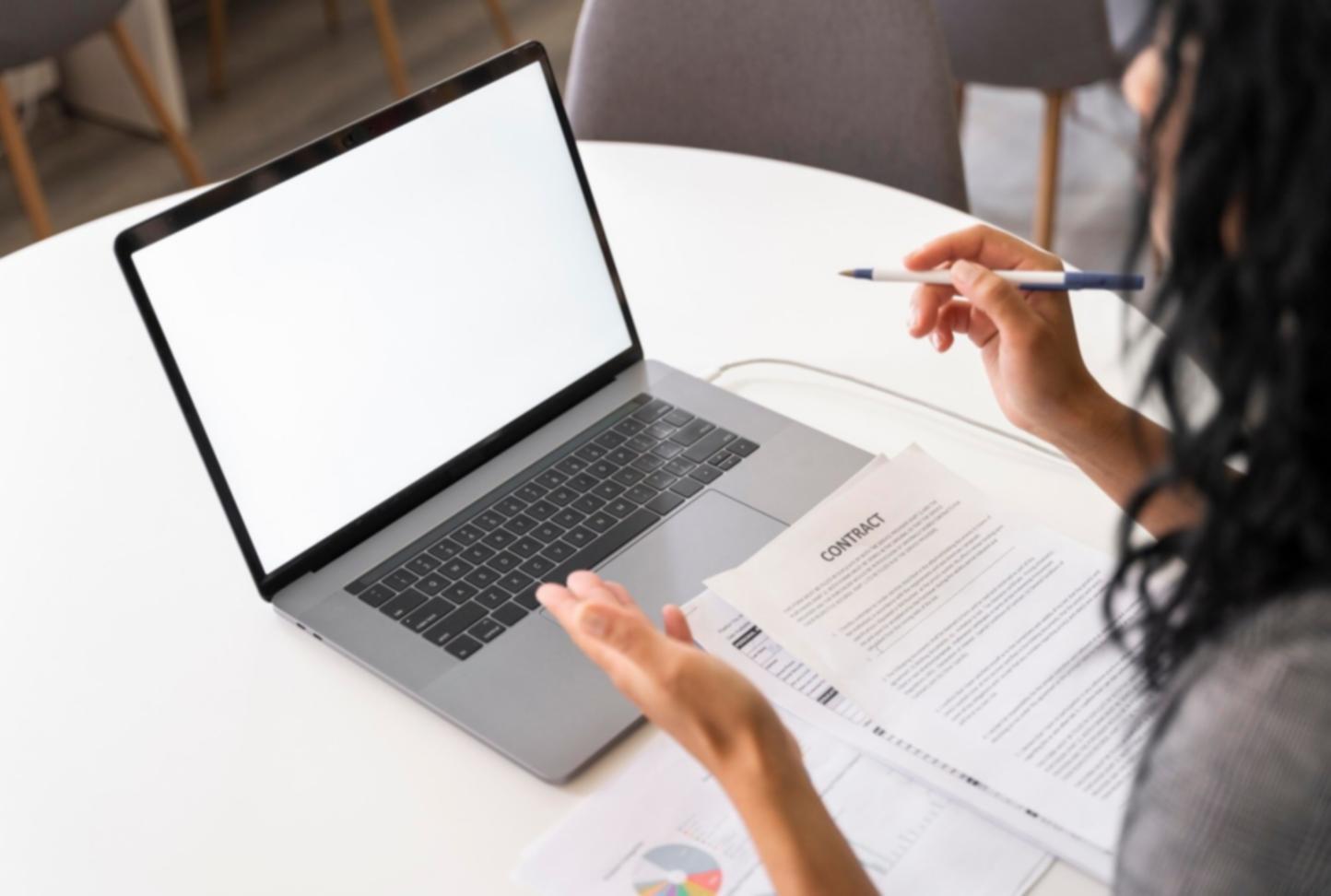 Équipe travaillant sur des solutions de communication