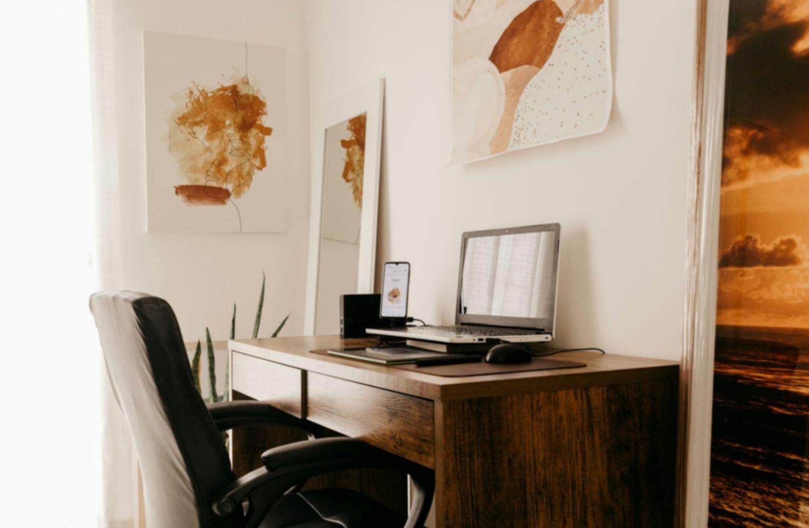 Espace de travail moderne avec documents financiers et outils de communication
